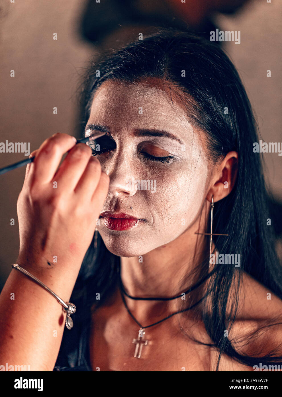 Make-up Artist malen Mit Pinsel für Halloween Party Stockfoto