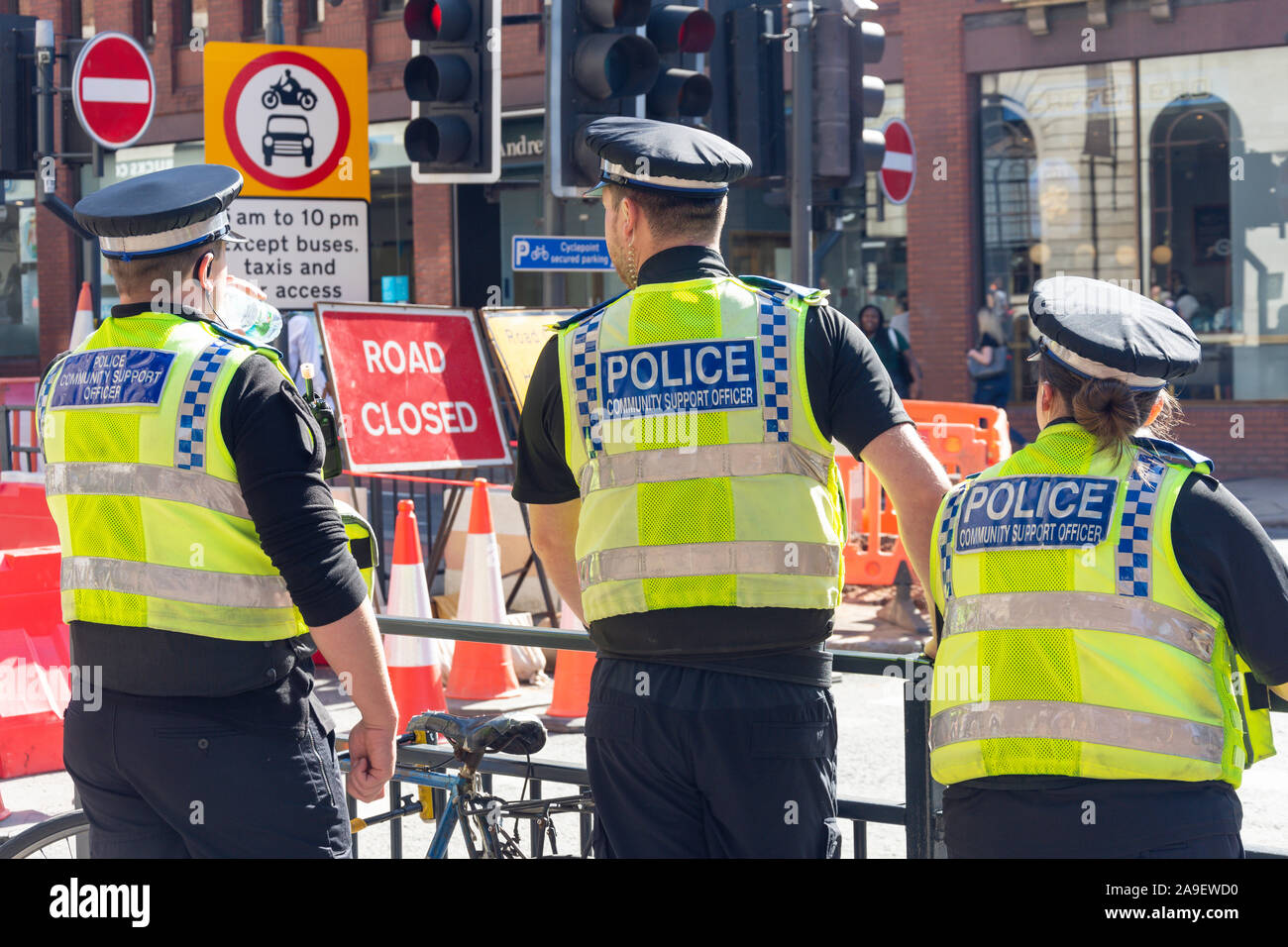 Die Unterstützung der Gemeinschaft Polizeibeamte im Stadtzentrum, Leeds, West Yorkshire, England, Großbritannien Stockfoto