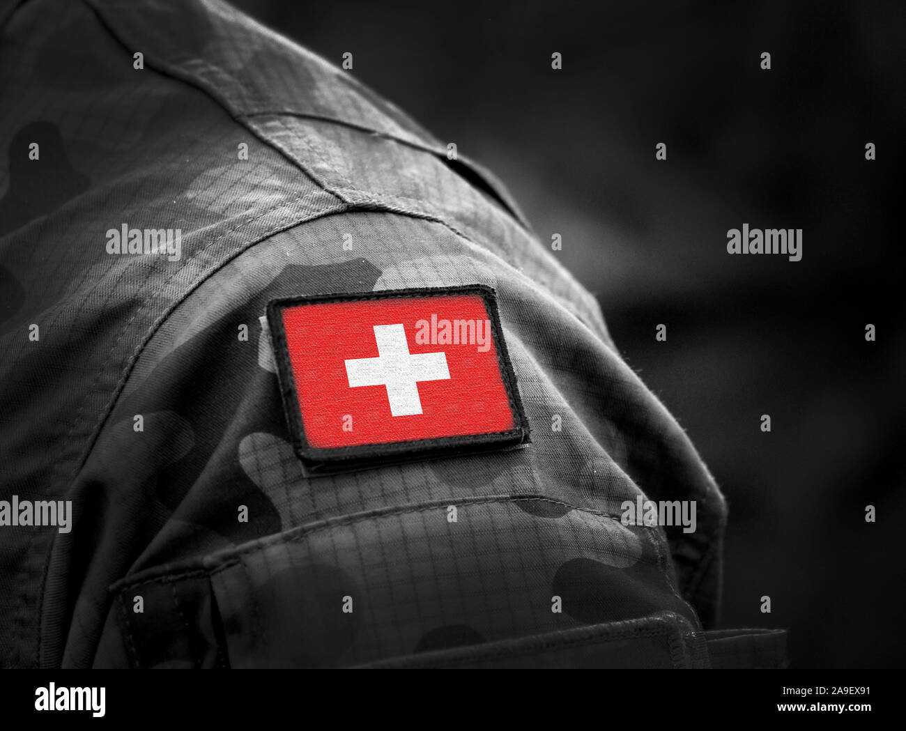 Flagge der Schweiz zu militärischen Uniform. Schweizer Fahne auf Soldaten arm. Armee, Armee. Collage. Stockfoto