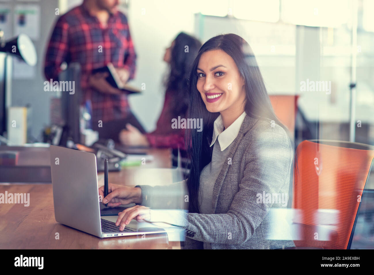 Kreative junge Frau arbeiten im Büro mit Grafik Tablett Stockfoto