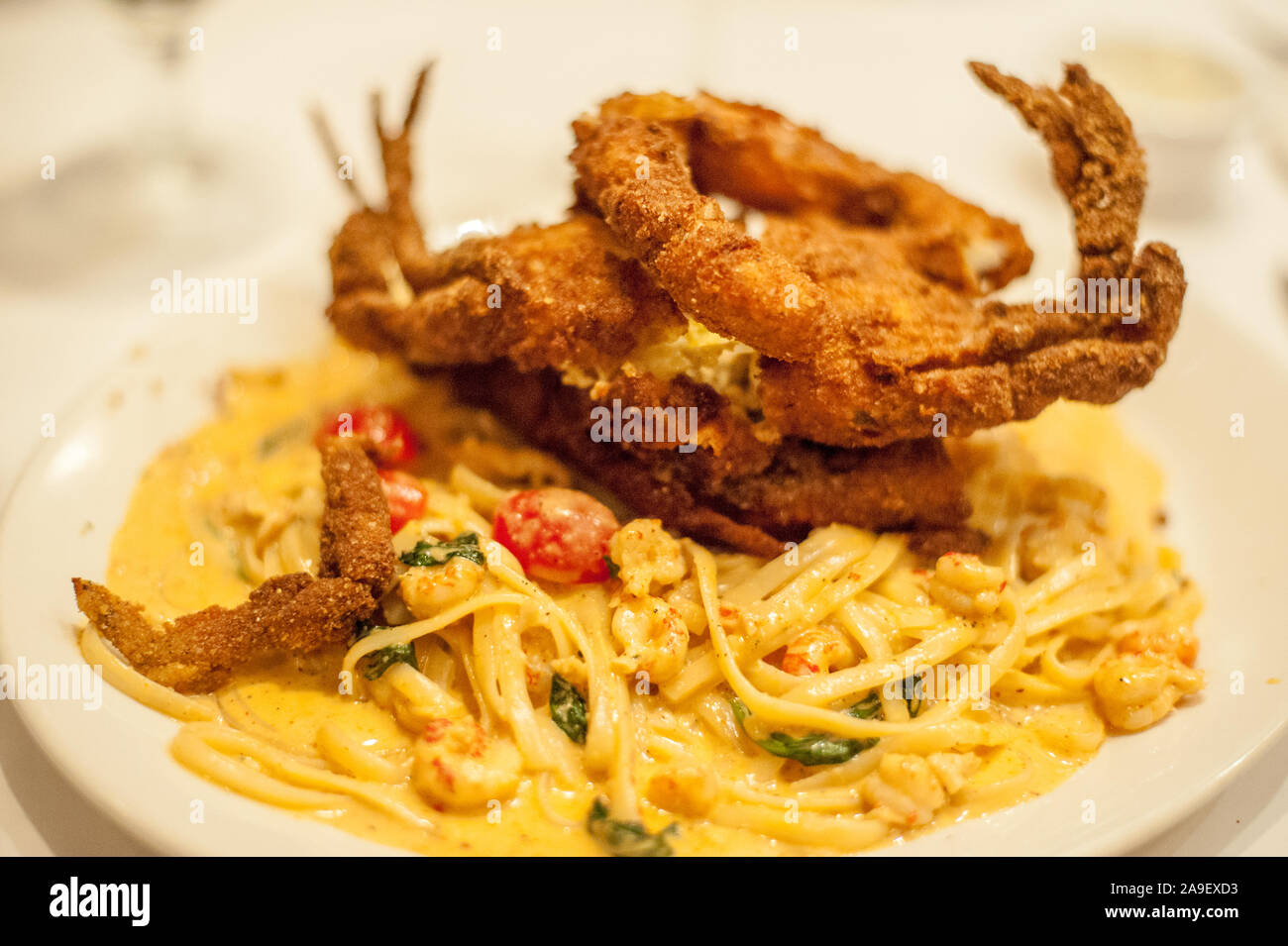 Cajun Essen, softshell Krabbe mit Meeresfrüchte Pasta, serviert in einem Restaurant im französischen Viertel von New Orleans. Stockfoto