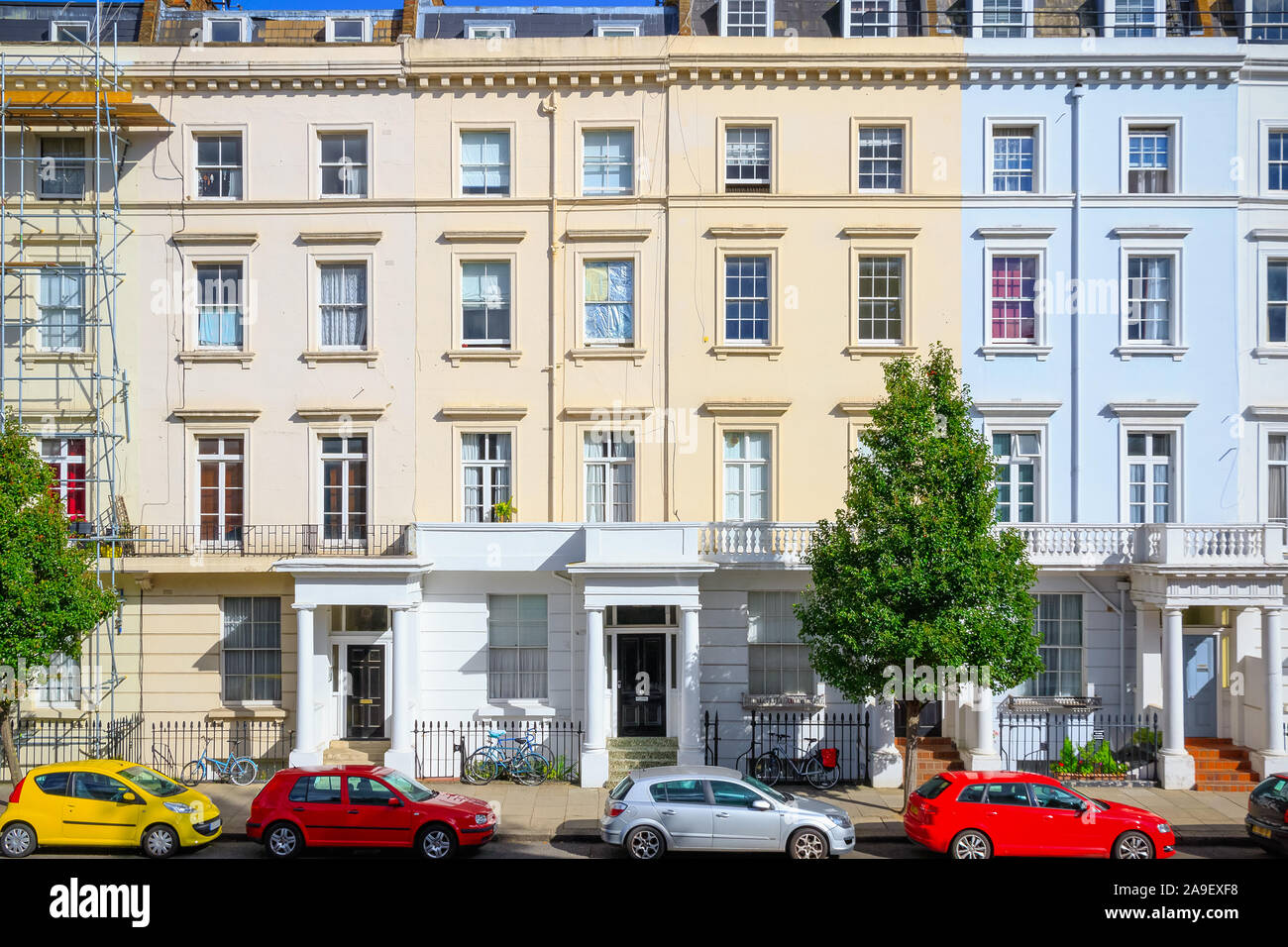 Fassade des bunten Reihenhäuser um Pimlico, London Stockfoto