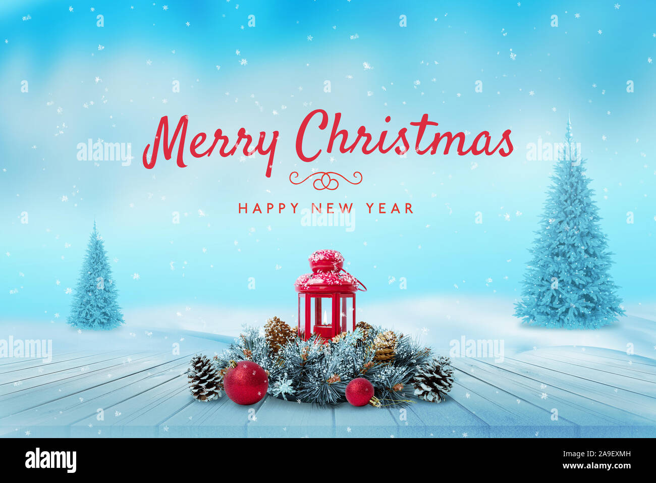 Frohe Weihnachten und guten Rutsch ins Neue Jahr Weihnachten Karte. Weihnachtsdekoration auf schneebedeckten Holztisch. Chrismtas Bäume im Hintergrund. Stockfoto Frohe Weihnachten und guten Rutsch ins Neue Jahr Weihnachten Karte. Weihnachtsdekoration auf schneebedeckten Holztisch. Chrismtas Bäume im Hintergrund. Stockfoto