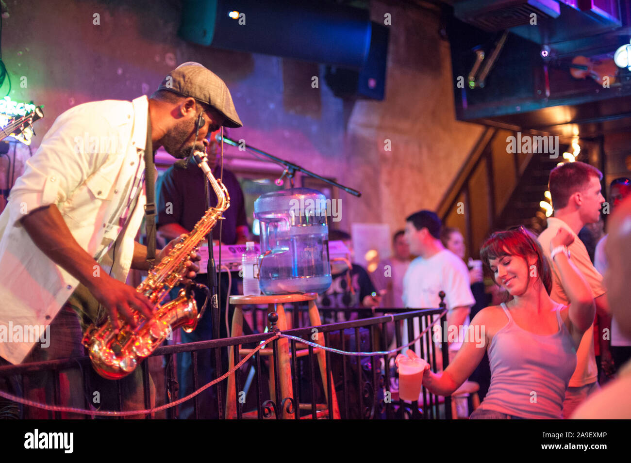 Orleans bar nachtleben Fotos und Bildmaterial in hoher Auflösung Alamy
