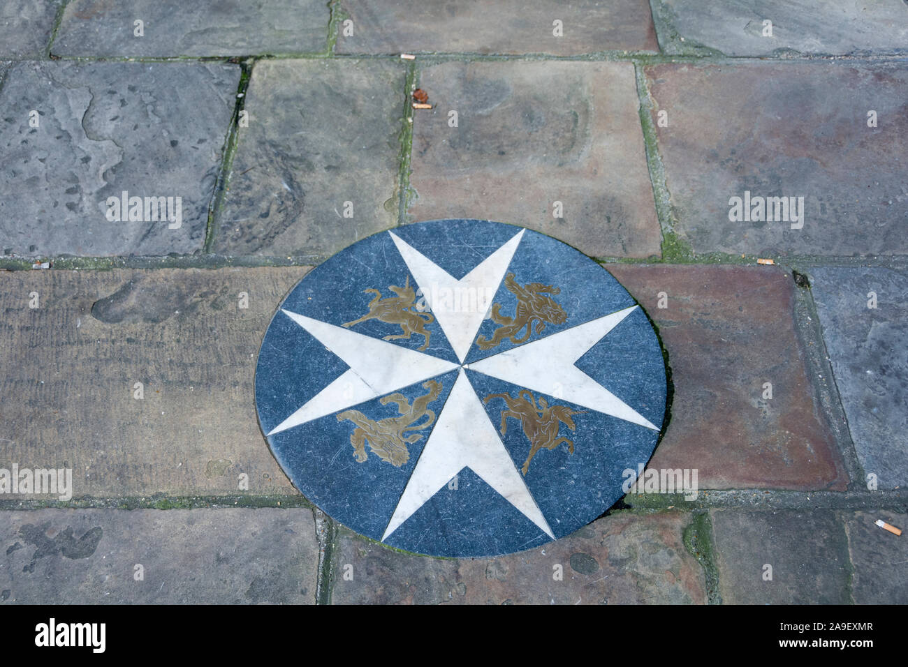 Emblem des Ordens der Ritter des Hospital of Saint John, St. John's Gate, Clerkenwell, Farringdon, London, VEREINIGTES KÖNIGREICH Stockfoto