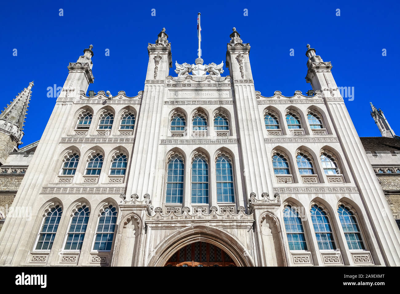 Fassade der Guildhall in London, England gegen einen wolkenlosen Himmel Stockfoto