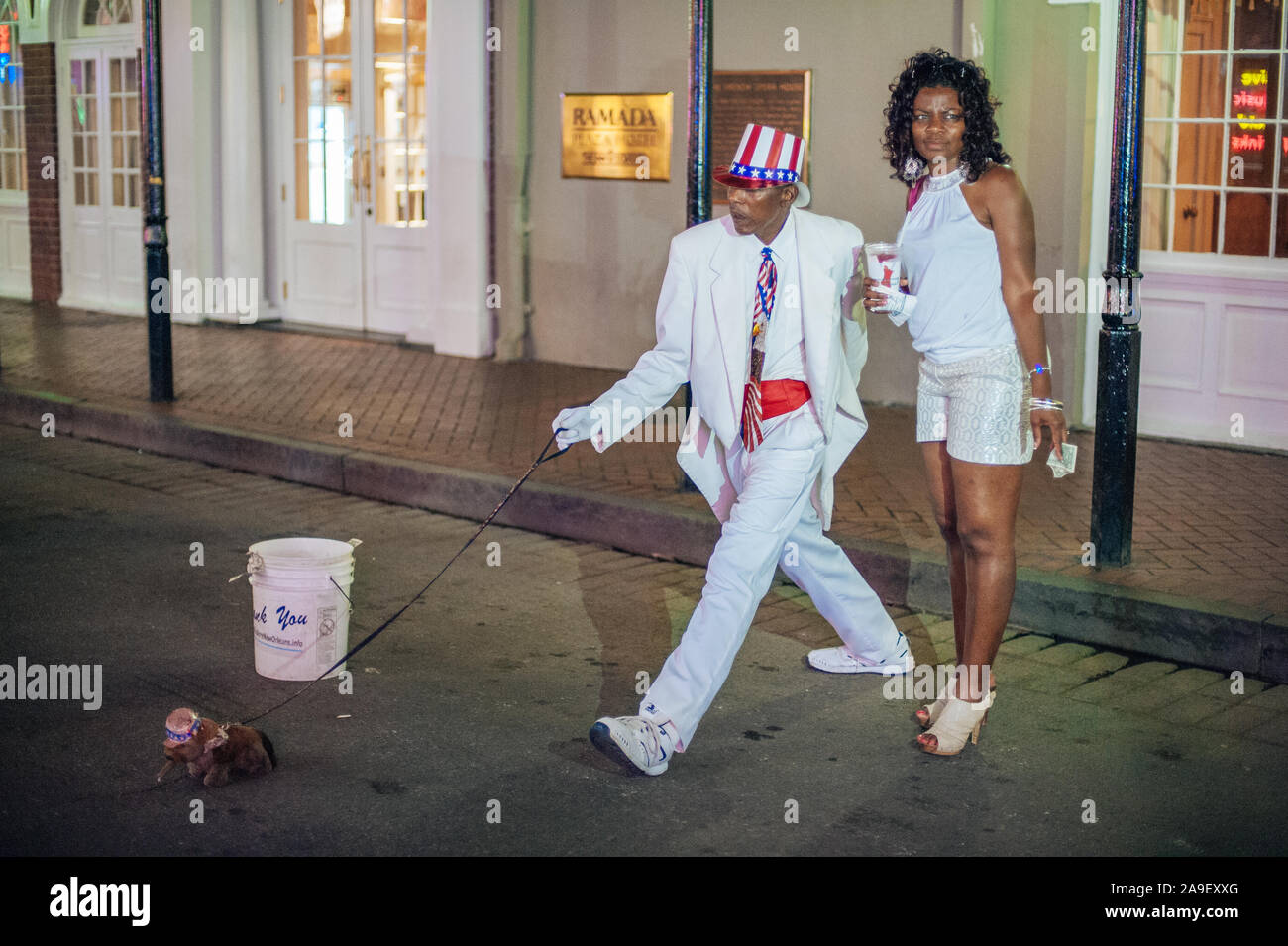 Street artist als lebende Statue auf der Bourbon Street bei Nacht in New Orleans. Diese Straße ist berühmt für sein Nachtleben und Bars mit Live-Musik. Stockfoto