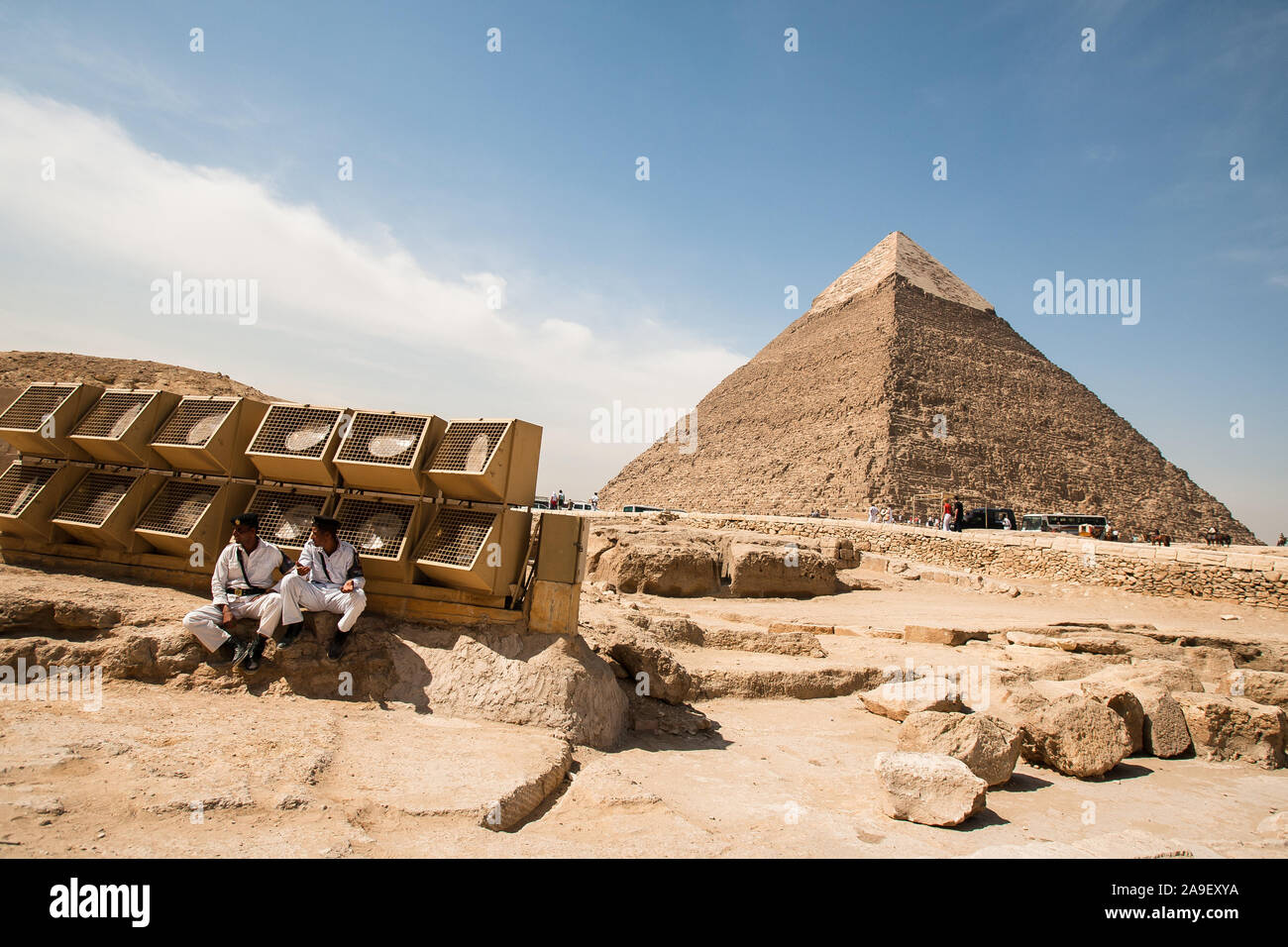 Gizeh, Kairo, Ägypten, 2. Mai 2008: zwei Polizisten von der Outdoor Reflektor leuchtet in der Nähe der Pyramide von Gizeh Khafre auf der Hochebene in der Nähe von Kairo. Stockfoto