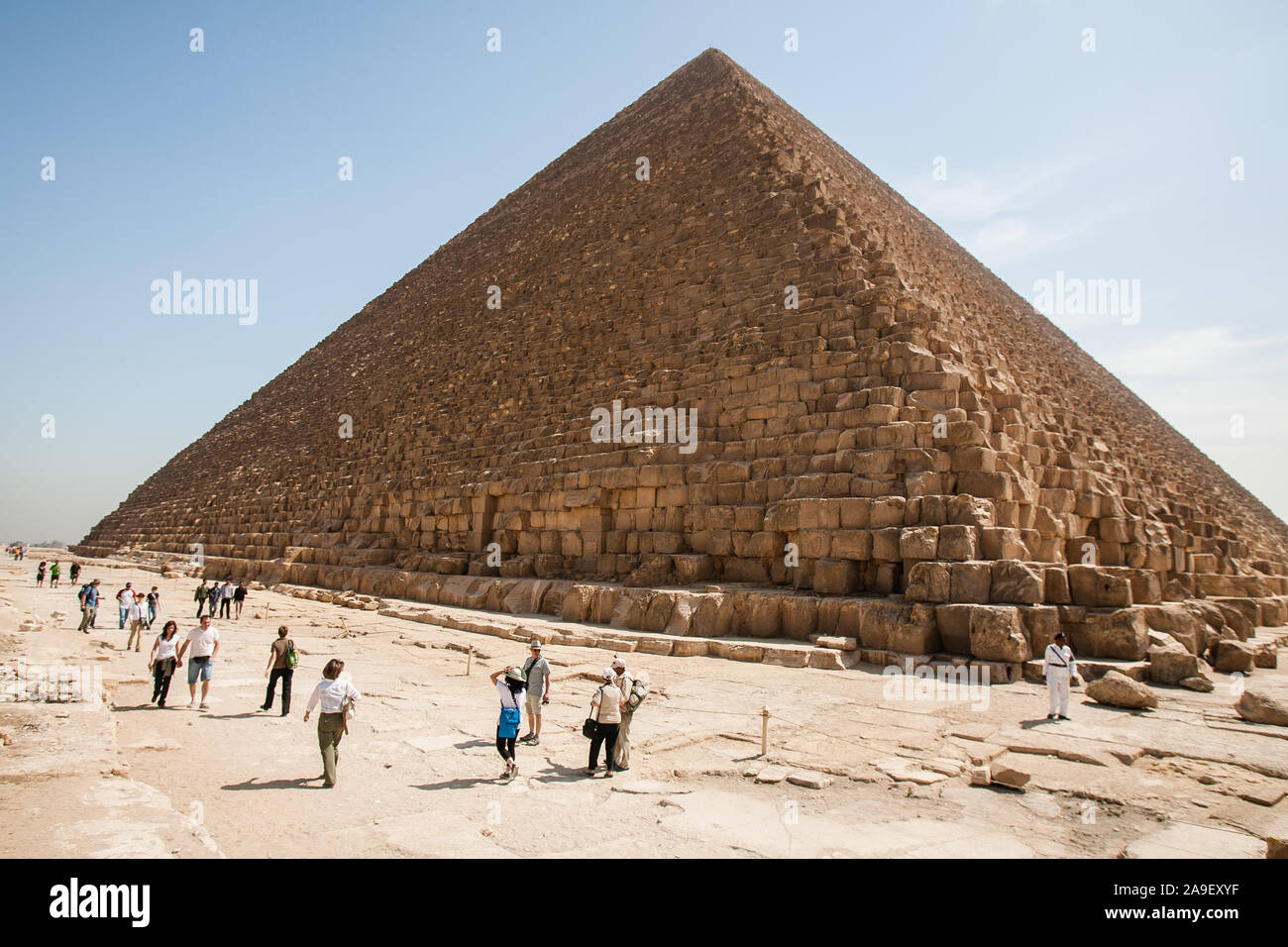 Gizeh, Kairo, Ägypten, 2. Mai 2008: Die Pyramide des Cheops (TheGreat Pyramide von Gizeh) thront über Touristen auf die Giza Plateau in der Nähe von Kairo, Ägypten. Stockfoto
