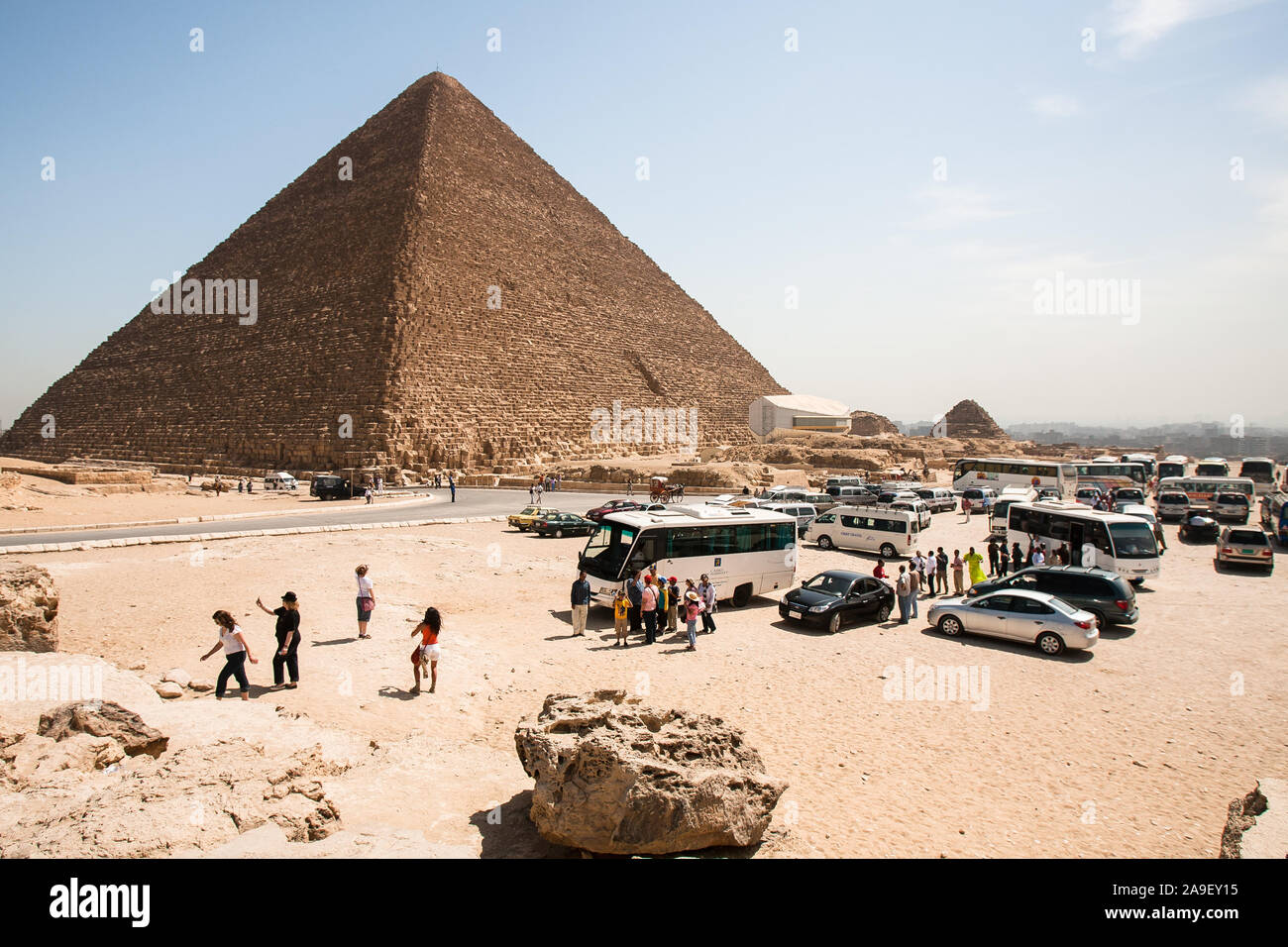 Gizeh, Kairo, Ägypten, 2. Mai 2008: Die Pyramide des Cheops (die Große Pyramide von Gizeh) thront über Touristen und einem vollen Parkplatz auf der Giza Plateau. Stockfoto