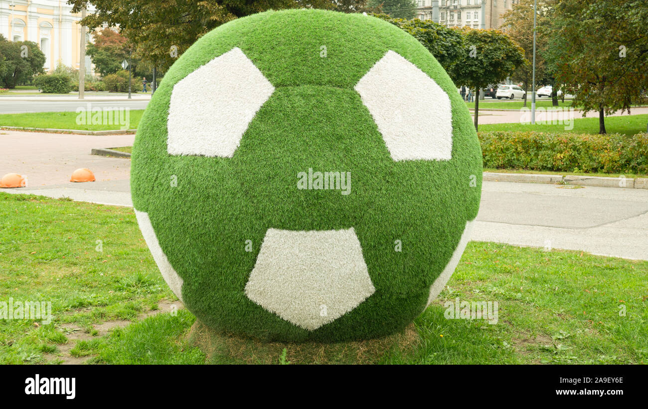 Grüne Fußball aus Gras. City Park. Stockfoto