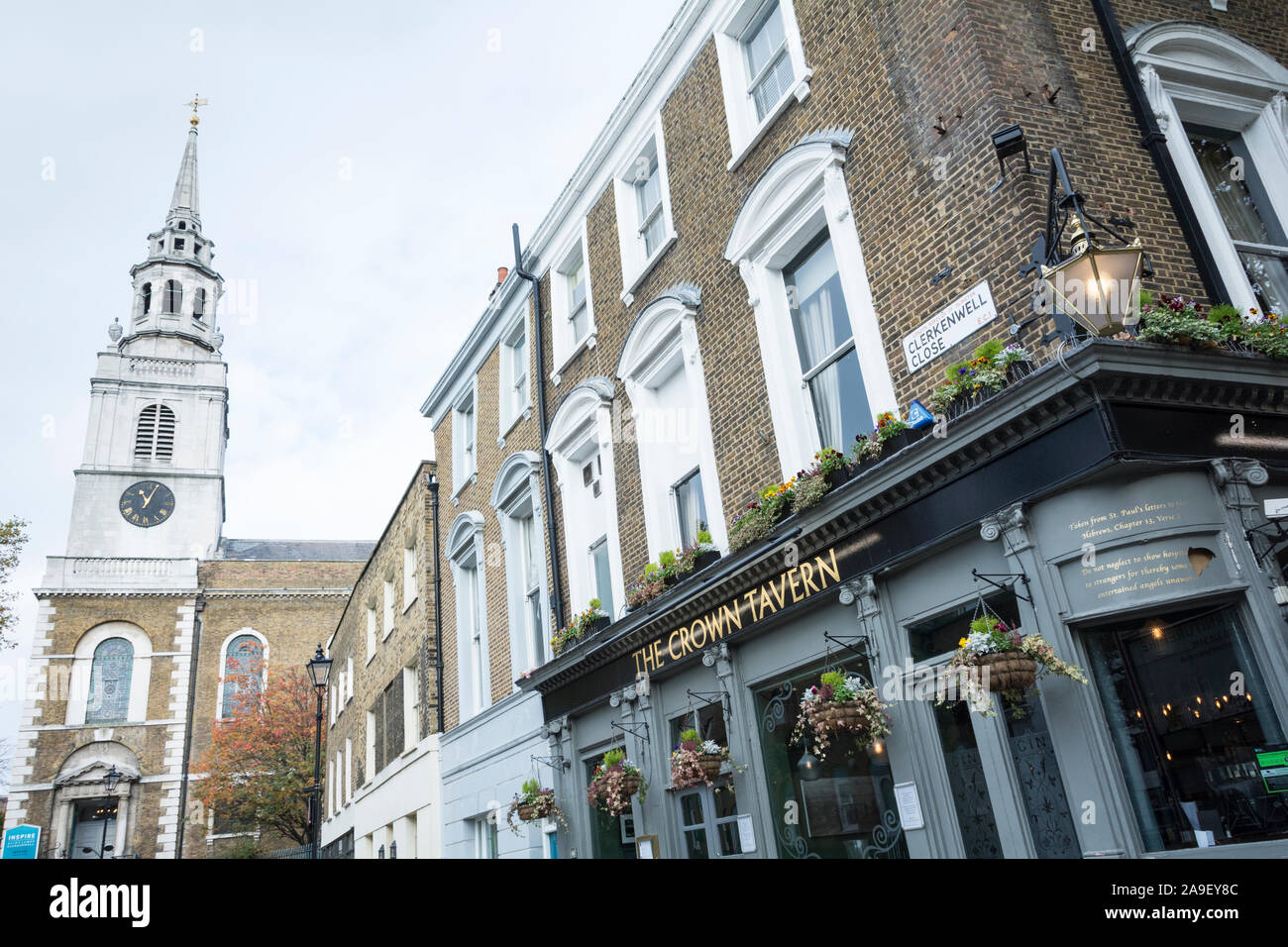 St. James Kirche und die Krone Taverne auf Clerkenwell Green, London, EC1, UK Stockfoto