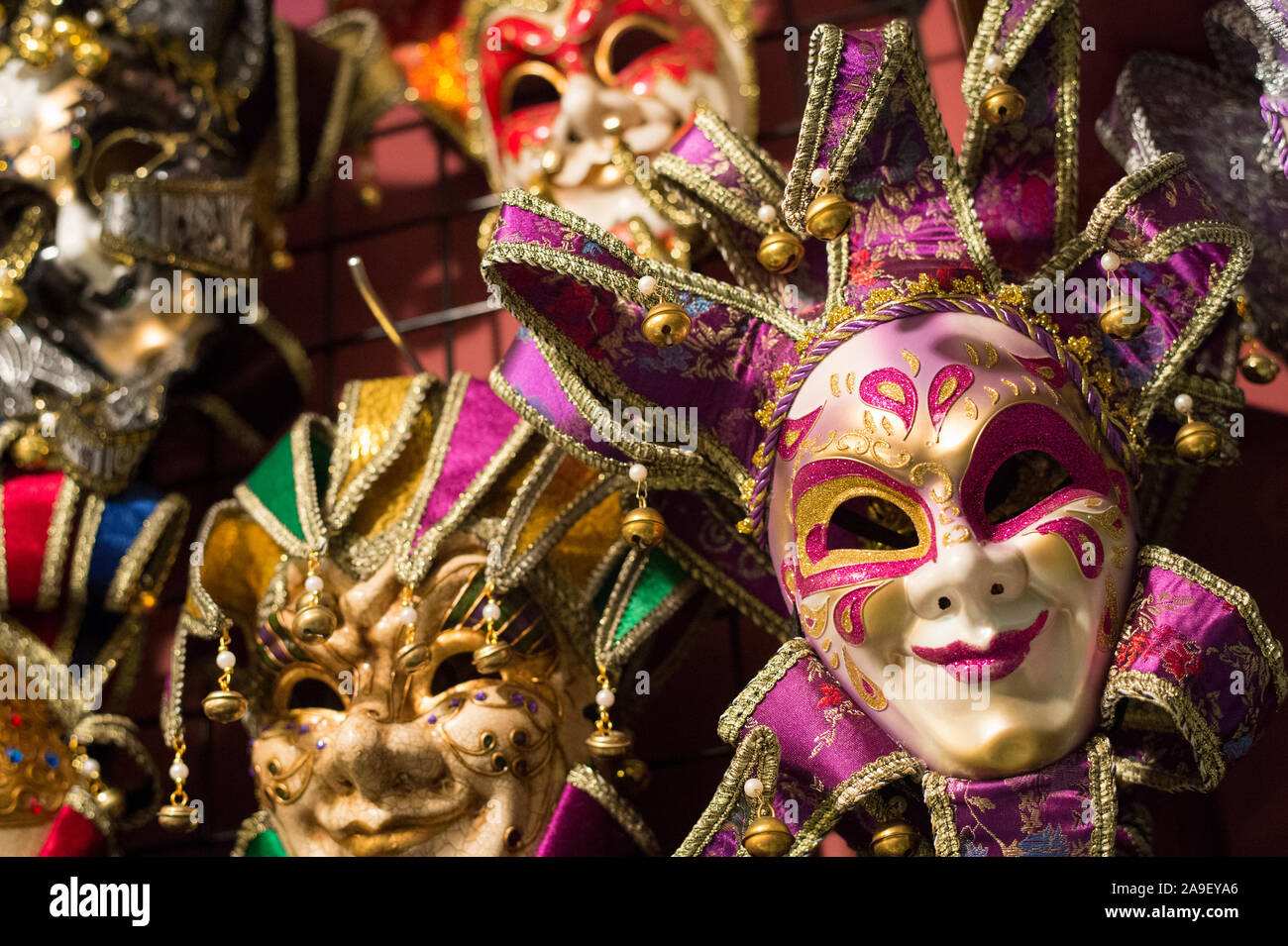 Mardi Gras Masken für den Verkauf auf der Bourbon Street im French Quarter von New Orleans, LA Stockfoto
