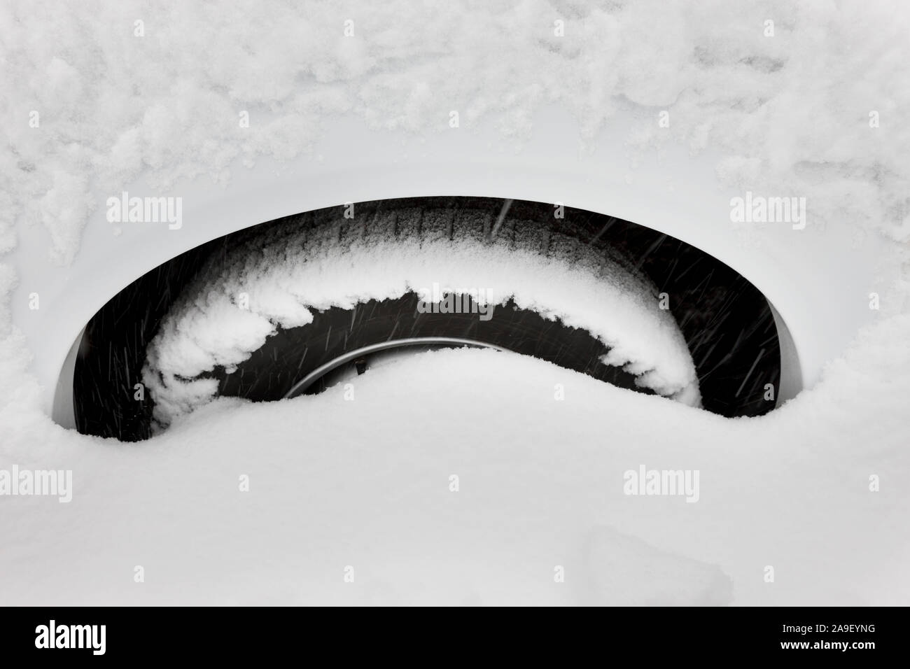 Auto Reifen im Schnee Stockfoto