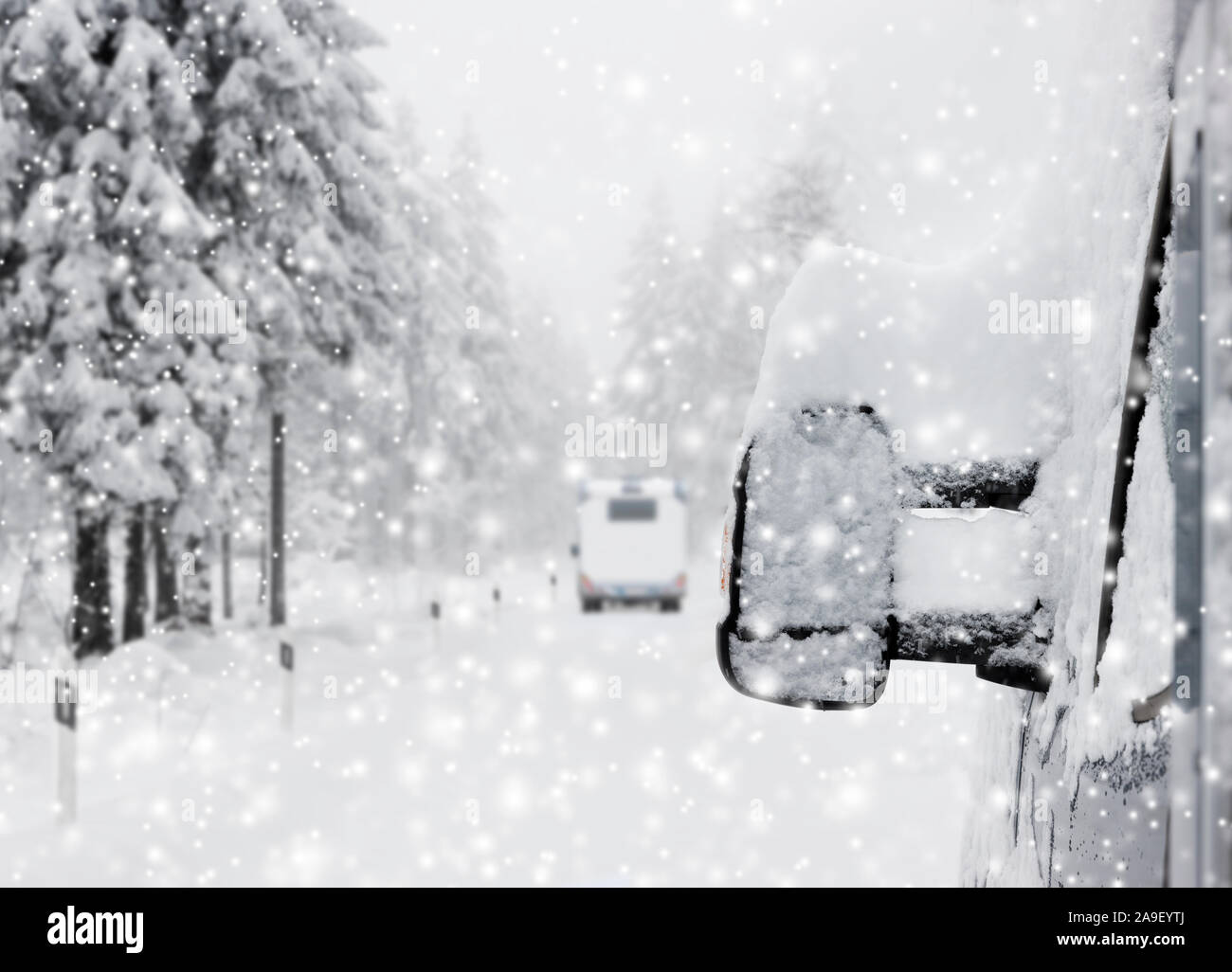 Mobilheim auf Schnee Straße Stockfoto