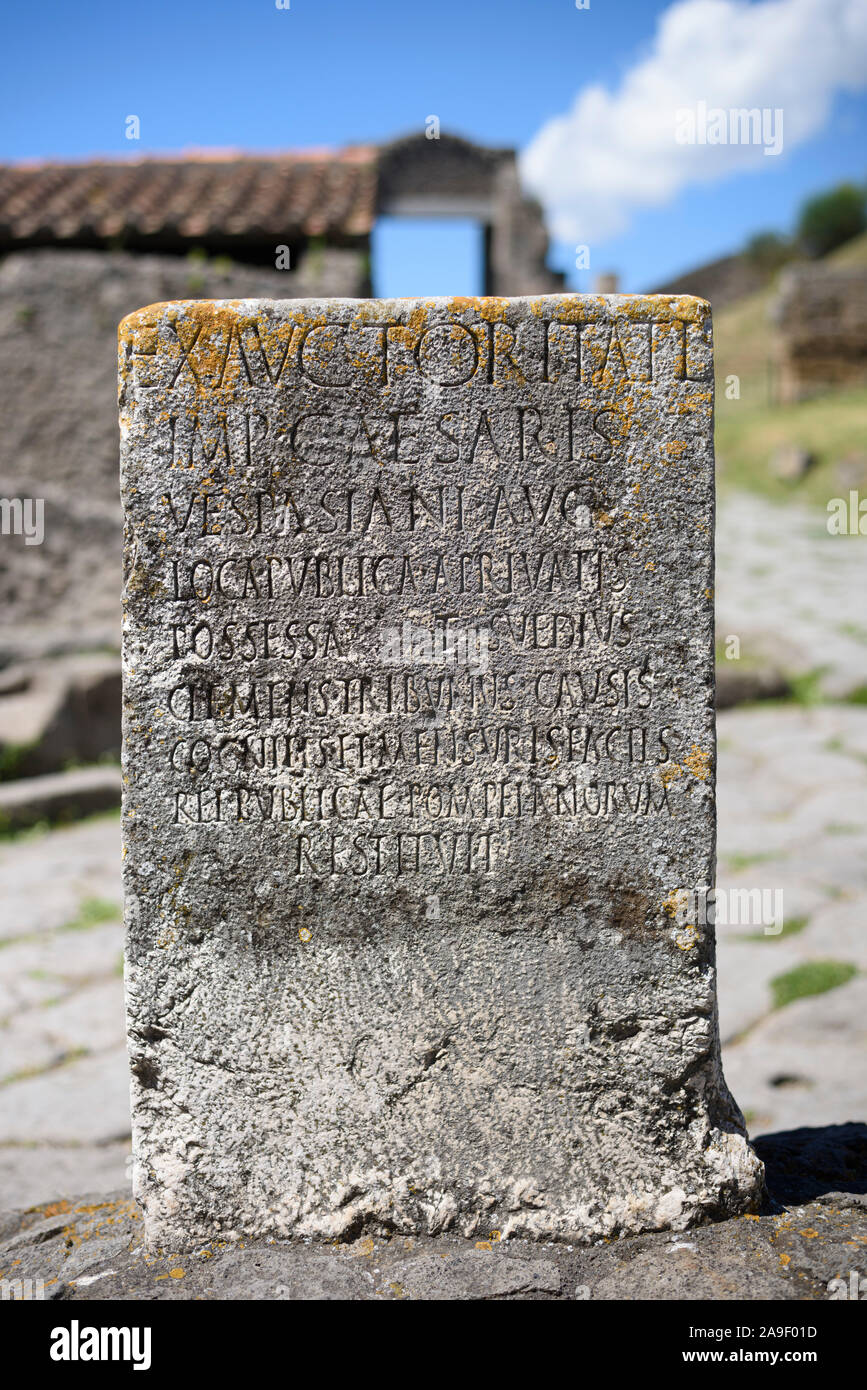 Pompei. Italien. Archäologische Stätte von Pompeji. Inschrift auf der Südseite des cippus des Titus Suedius Clemens, die außerhalb der Nocera Ga steht Stockfoto