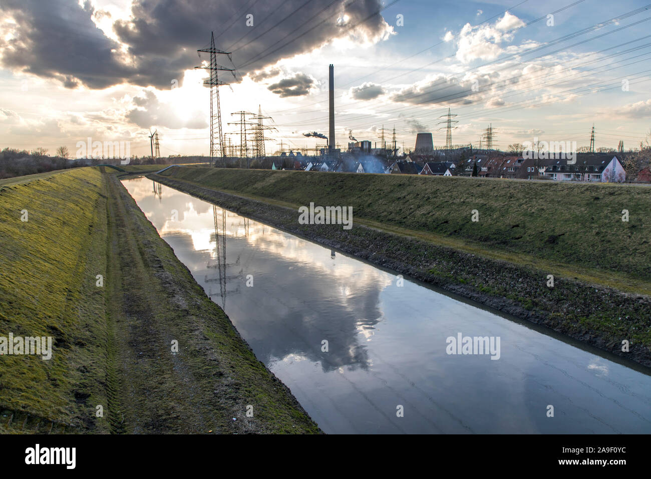 Der Fluss Emscher, kanalisiert, in Essen-Karnap, rechts die RWE Müllheizkraftwerk Karnap, Stockfoto