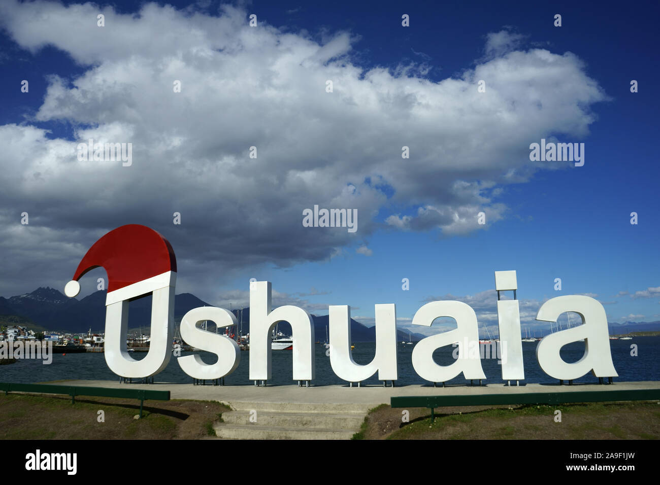 Ushuaia Stadt Marker mit St. Nicolas Hut, Feuerland, Argentinien Stockfoto