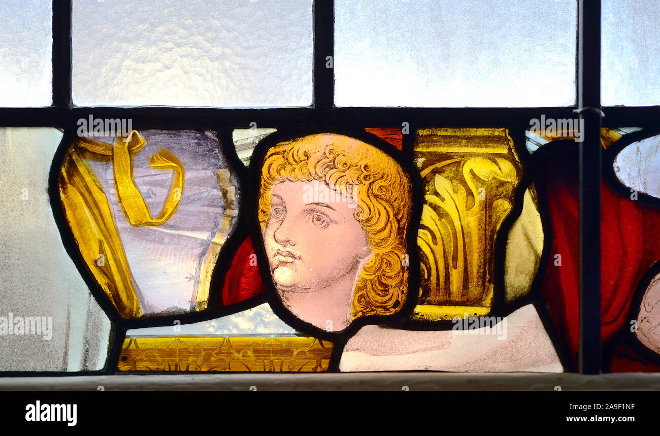 London, Großbritannien. St. Marylebone Pfarrkirche, Marylebone Road. Glasfenster: Gemeinsam von Fragmente der ursprünglichen Windows während W zerstört setzen Stockfoto