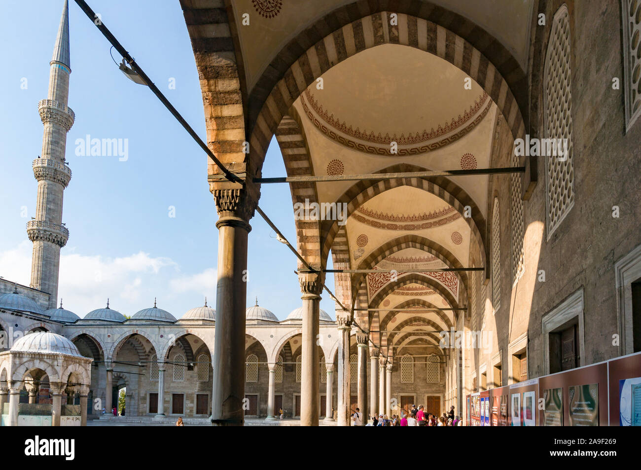 Istanbul, Türkei - 27. August 2013: Blaue Moschee, Sultanahmed Moschee. Beliebte Touristenattraktion und Istanbul berühmten touristischen Ort. Äußere Aufnahme Stockfoto