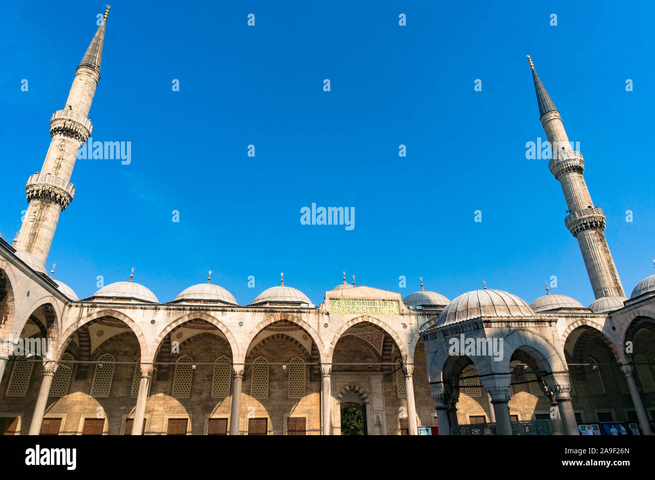 Istanbul, Türkei - 27. August 2013: Blaue Moschee, Sultanahmed Moschee mit minaretten an einem sonnigen Tag. Beliebte Touristenattraktion und Istanbul berühmten touristischen Stockfoto