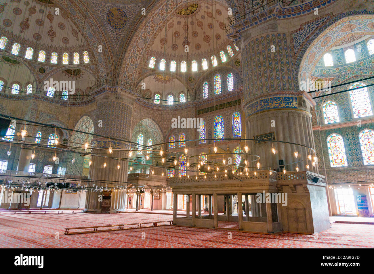 Istanbul, Türkei - 27. August 2013: das Innere der Blauen Moschee, Sultanahmed Moschee an einem sonnigen Tag. Beliebte Touristenattraktion und Istanbul berühmten touristischen s Stockfoto