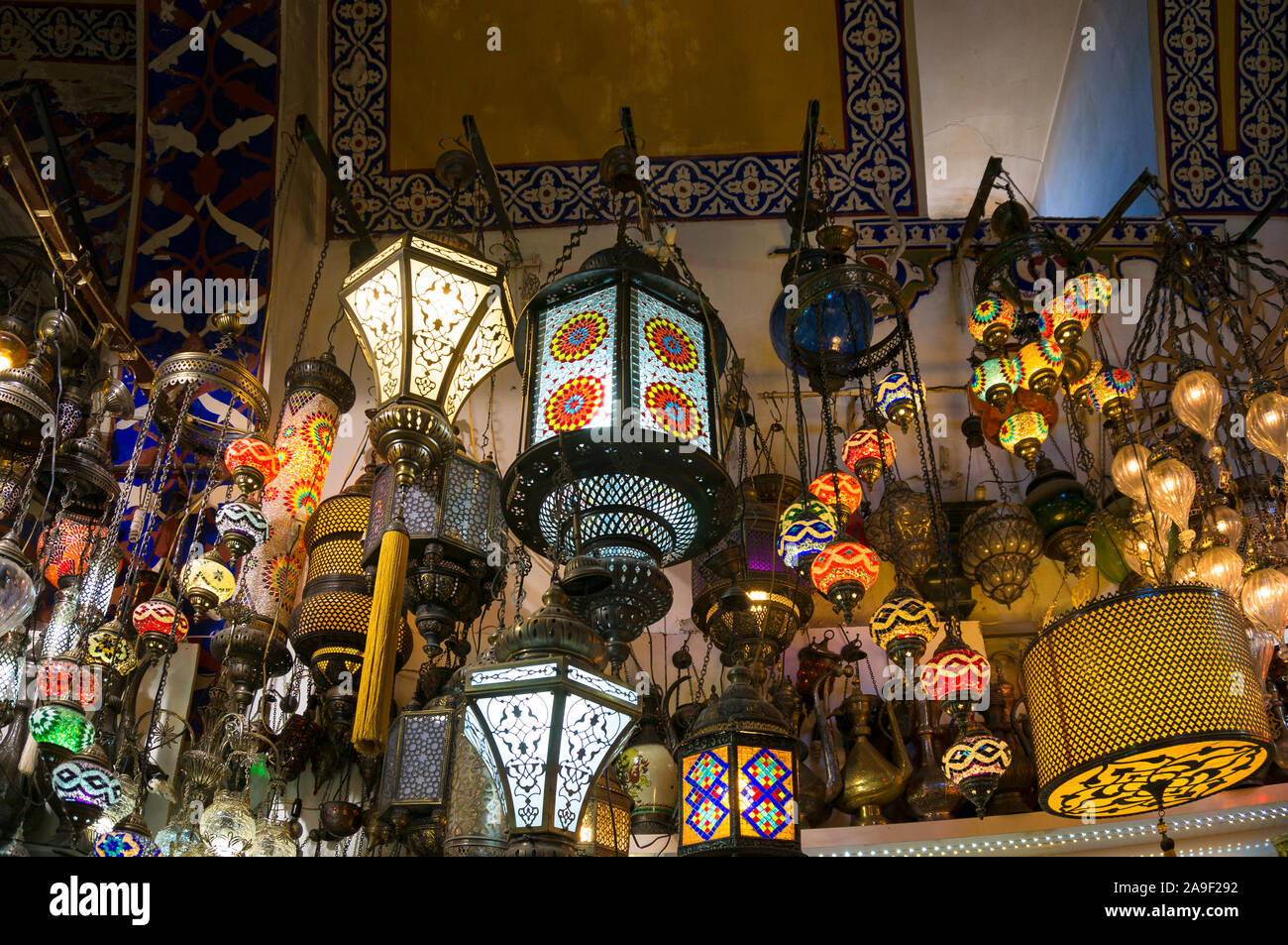 Arabische, Türkische traditionelle Mosaik Lampen, Laternen. Bunte östlichen Glasmalerei design Stockfoto