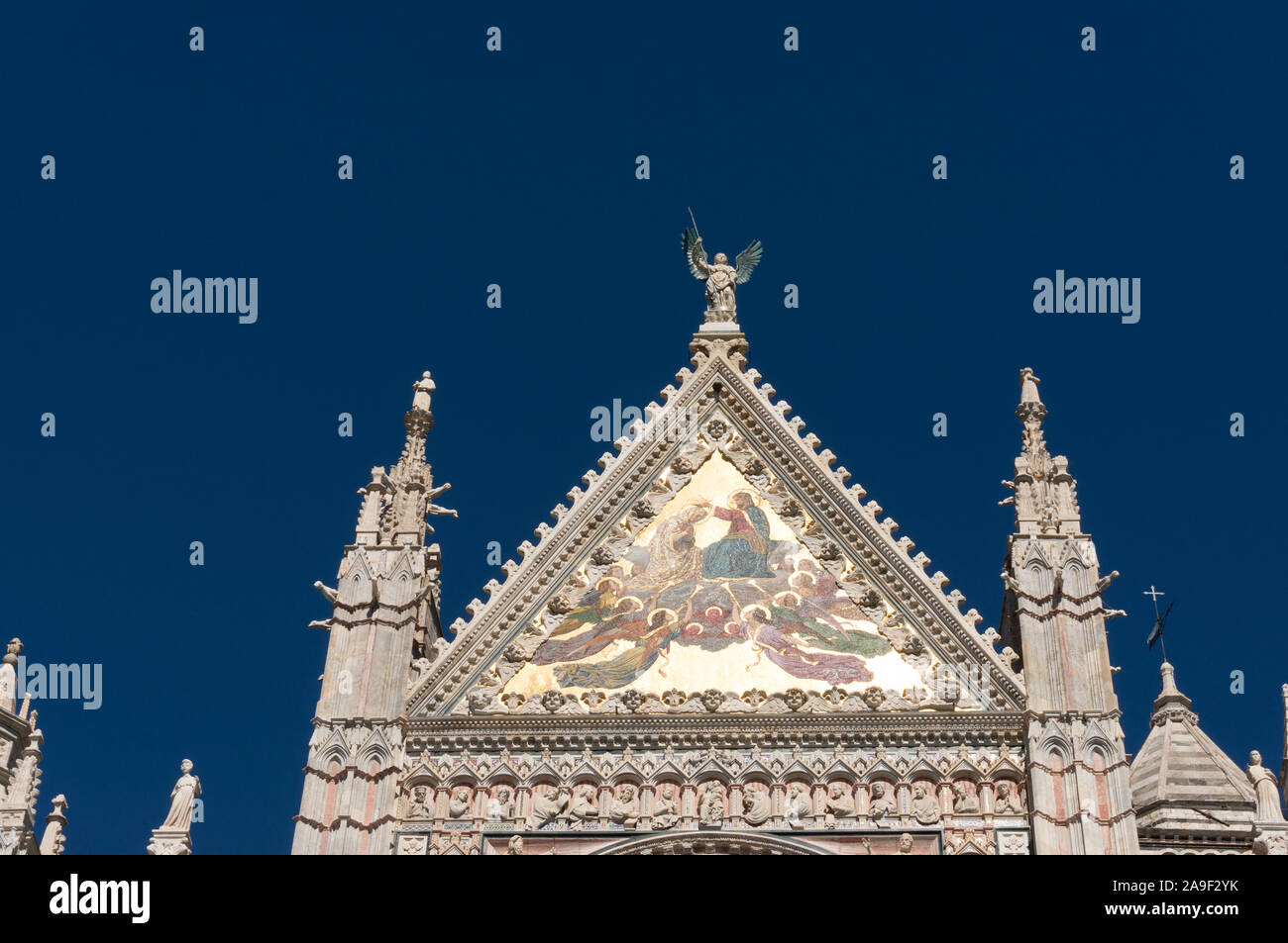 Siena, Italien - 23 September, 2013: Obere Fassade Mosaik Krönung der Jungfrau auf der Metropolitan Kathedrale der Heiligen Maria der Himmelfahrt, Siena Duomo Stockfoto