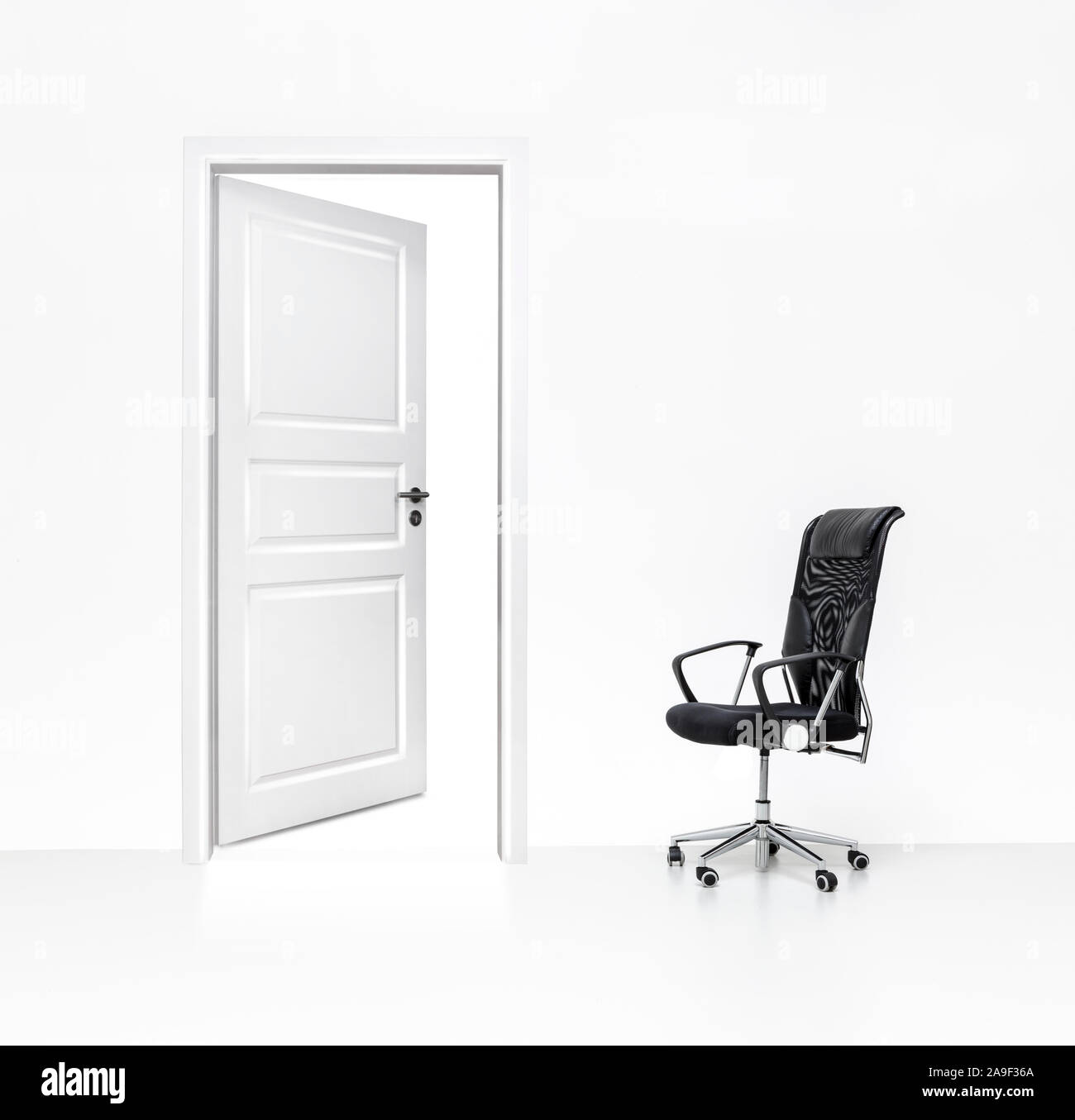 Bürostuhl und Tür Stockfoto