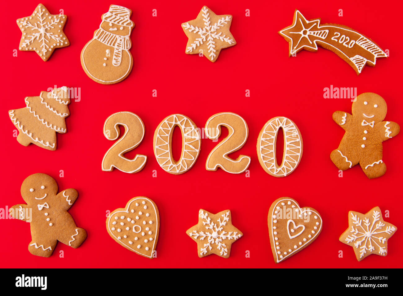 Oben über hohen Winkel anzeigen Foto der festlichen x-mas Zusammensetzung der Lebkuchen cookies Mann schneemann Baum Sterne fallen Herzen Briefe und 2020 liegen Stockfoto