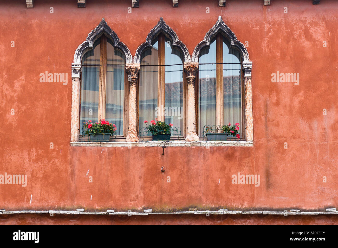 Schöne gotische Spitzbogenfenster auf Rot terracotta Wand Stockfoto