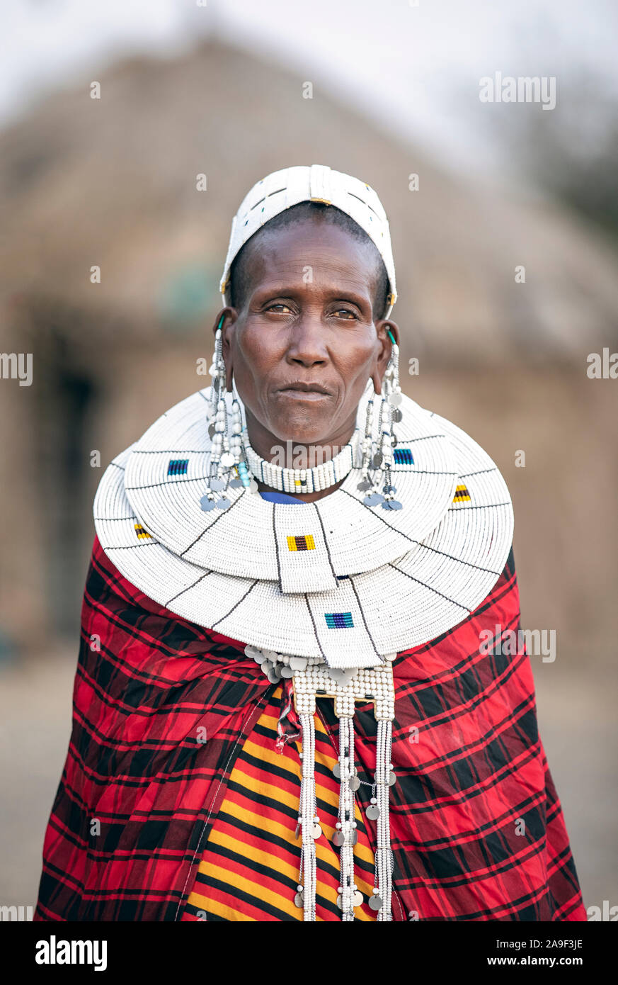 Arusha, Tansania, 7. September 2019: schöne Massai Frauen in traditioneller Kleidung, tragen volle Schmuck Stockfoto