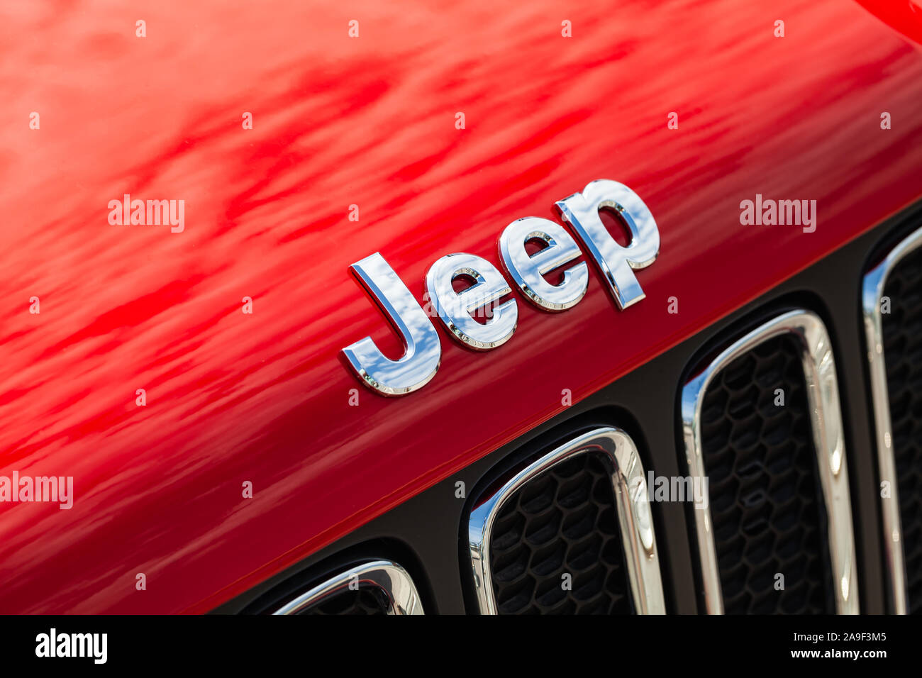 St. Petersburg, Russland - 13. August 2018: Verchromt Jeep auto Logo am Roten SUV Auto Motorhaube eingebaut, Nahaufnahme Foto mit selektiven Fokus Stockfoto