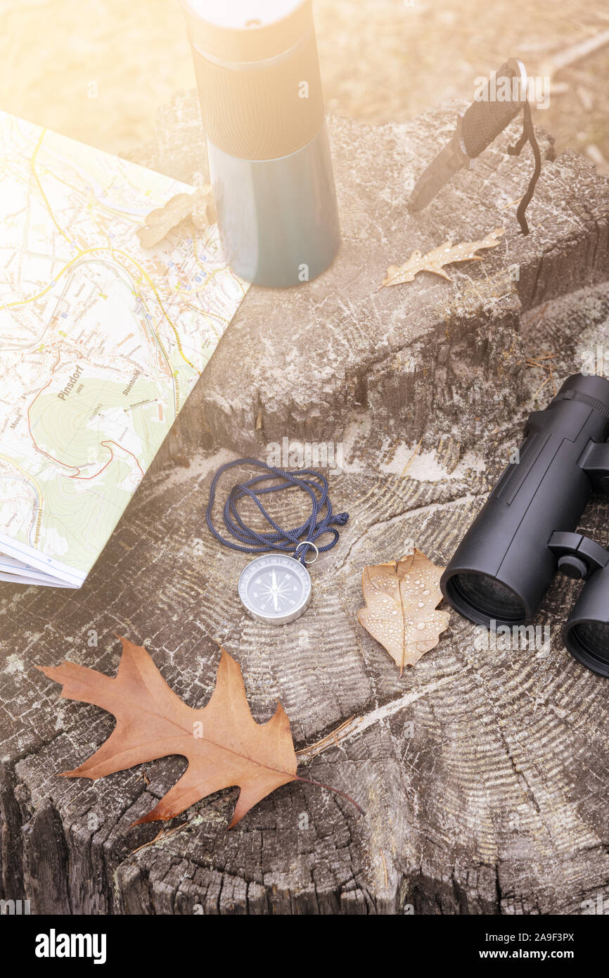 Reise Zubehör auf alten stumpf Stockfoto