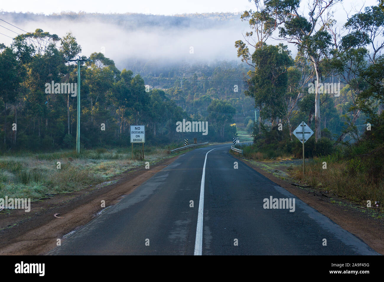 Straße mit Überholverbot auf Bridge Road. Ländliche Infrastruktur Landschaft Stockfoto