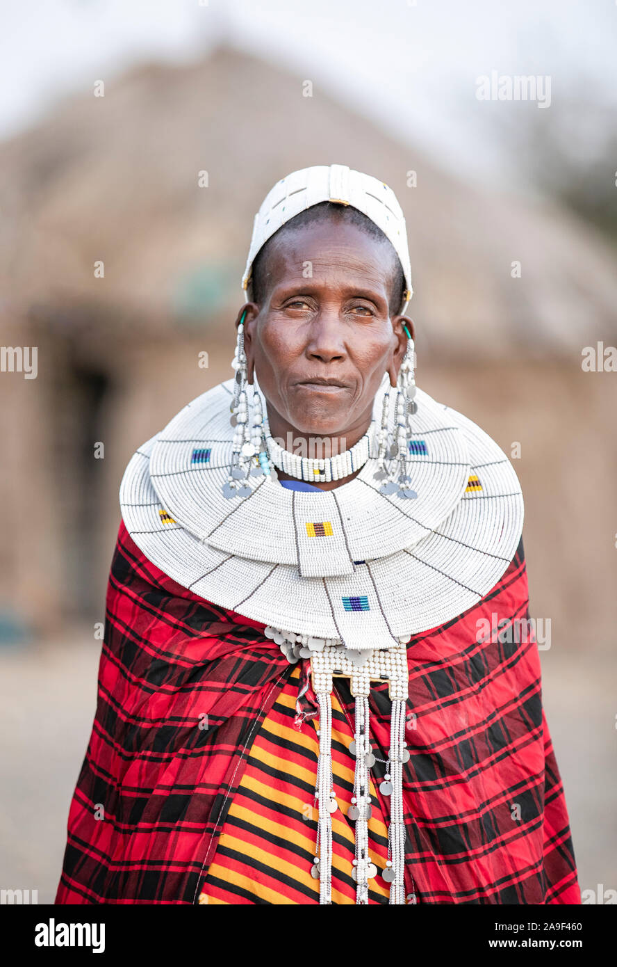 Arusha, Tansania, 7. September 2019: schöne Massai Frauen in traditioneller Kleidung, tragen volle Schmuck Stockfoto