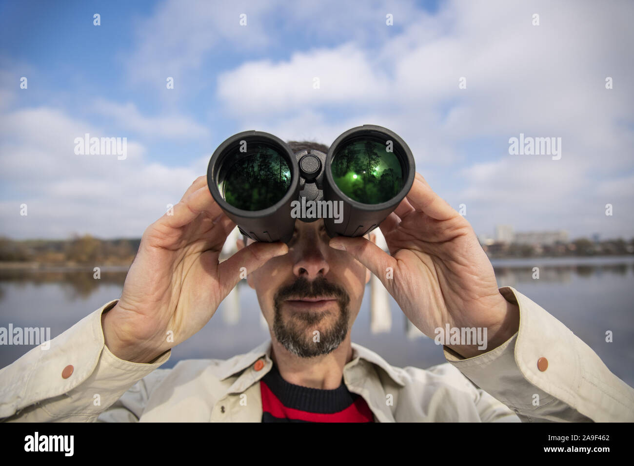 Man Blick durch das Fernglas Stockfoto
