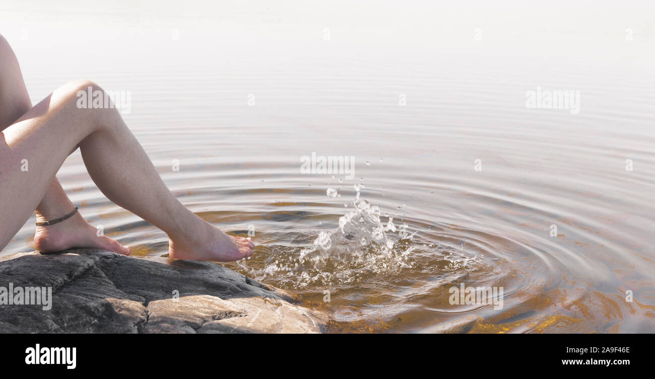 Füße im Wasser Stockfoto