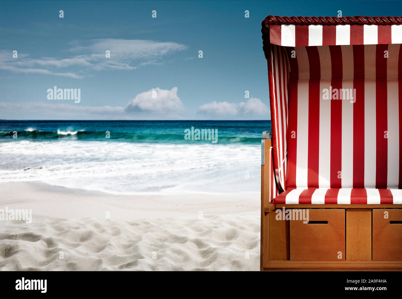 Strandkorb am Strand Stockfoto