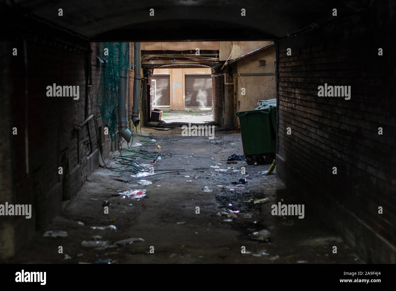 Durchgang zwischen den Häusern. Dark-Gateway. Müll auf einer Straße der Stadt. Ghetto. Lage für das Filmen von Videos über Gangster Showdowns. In einer dunklen Gasse Stockfoto