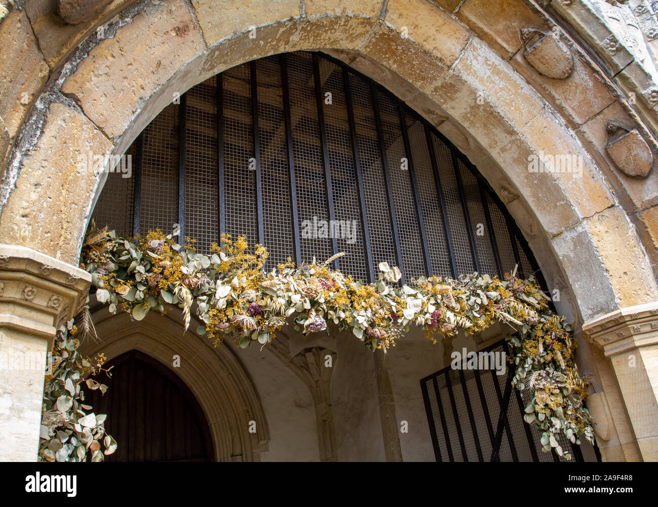 Der Eingang des 14. Jahrhunderts Esplanade Kirche mit getrockneten Blüten und Blättern verziert Stockfoto