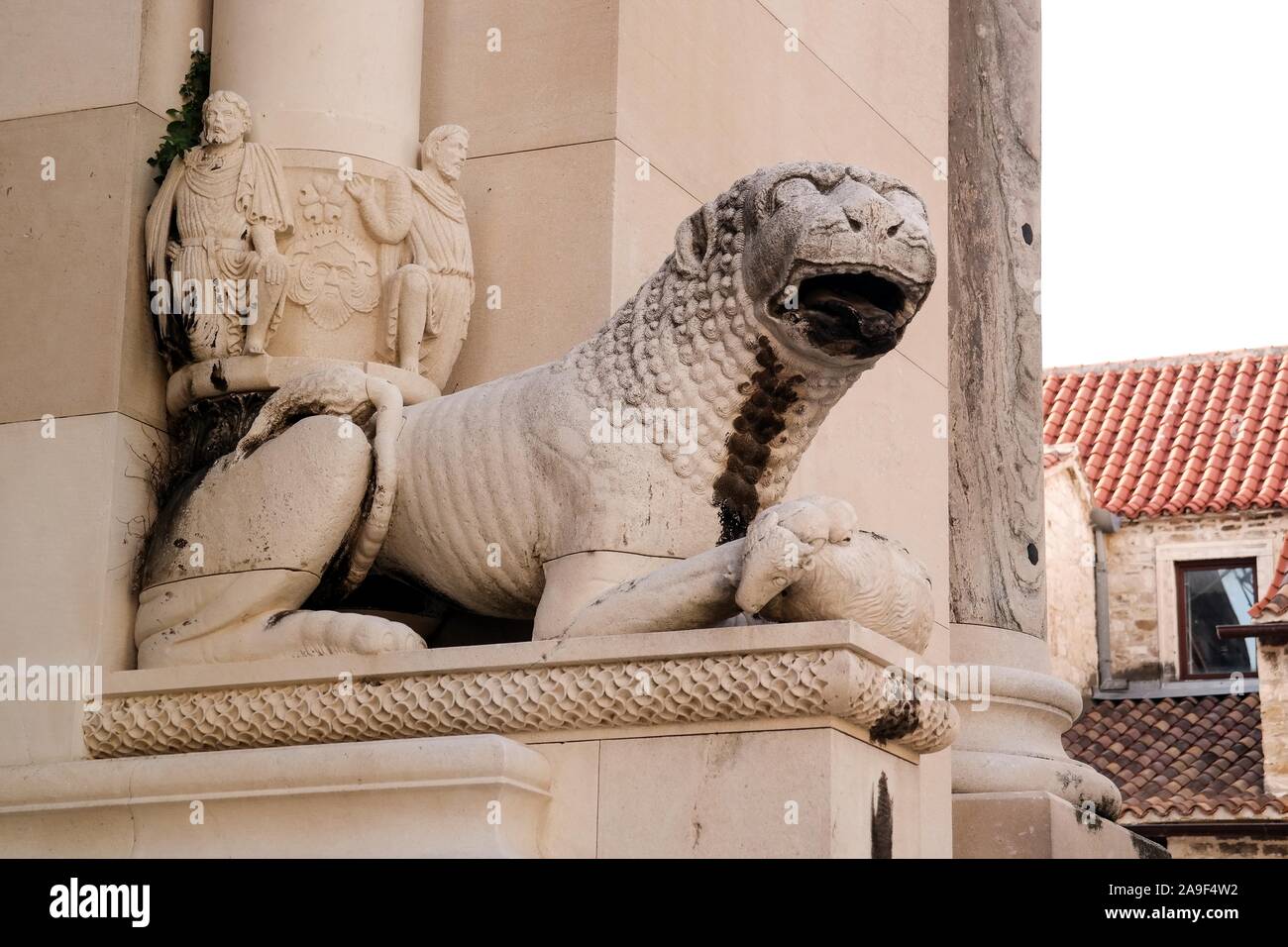 Alte Skulpturen am Eingang des Uhrturms in Split Stockfoto
