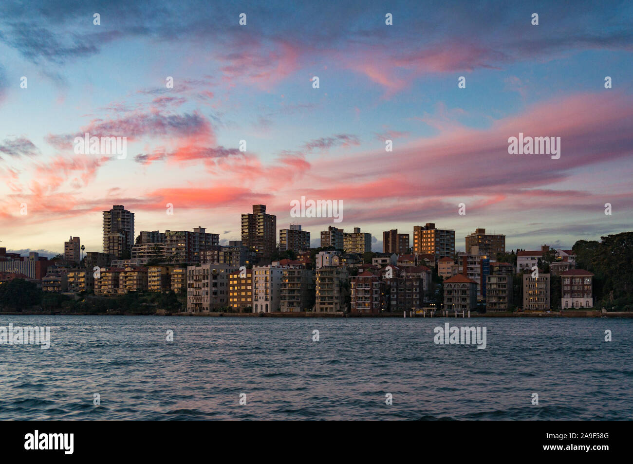 Kirribilli Vorort mit schönen Sonnenuntergang Himmel im Hintergrund. Sydney, Australien Stockfoto