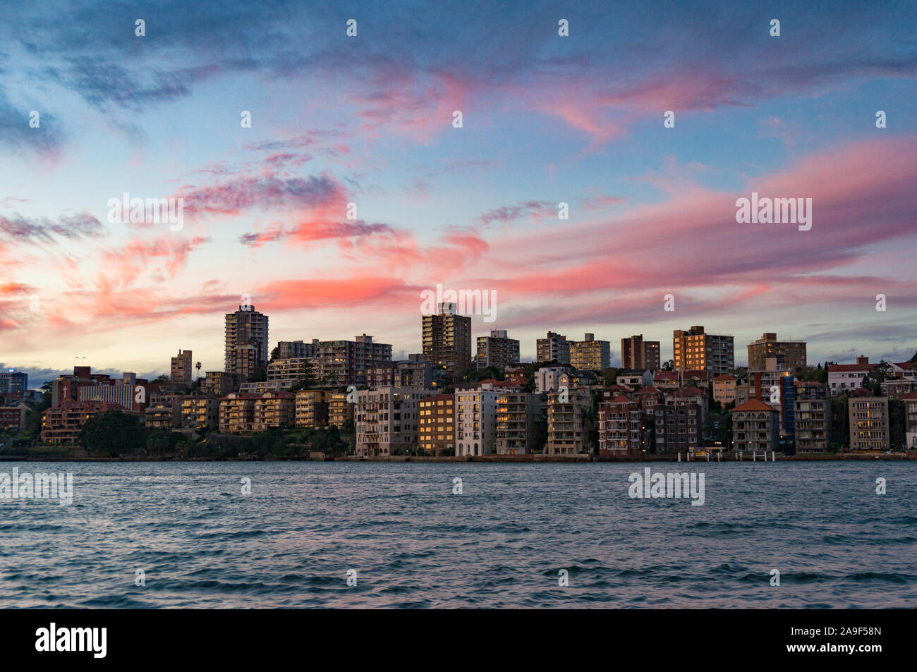 Kirribilli Vorort mit schönen Sonnenuntergang Himmel im Hintergrund. Sydney, Australien Stockfoto