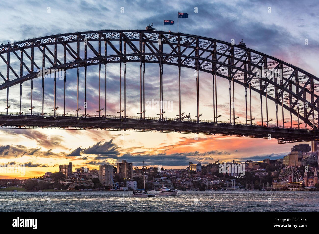 Australischen Wahrzeichen Sydney Harbour Bridge gegen malerischen Sonnenuntergang Himmel im Hintergrund Stockfoto