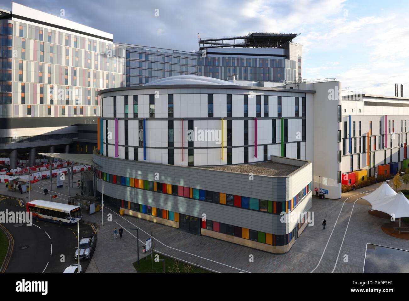 Das farbenfrohe Royal Hospital for Children und das Queen Elizabeth University Hospital in Glasgow, Schottland, Großbritannien, Europa Stockfoto