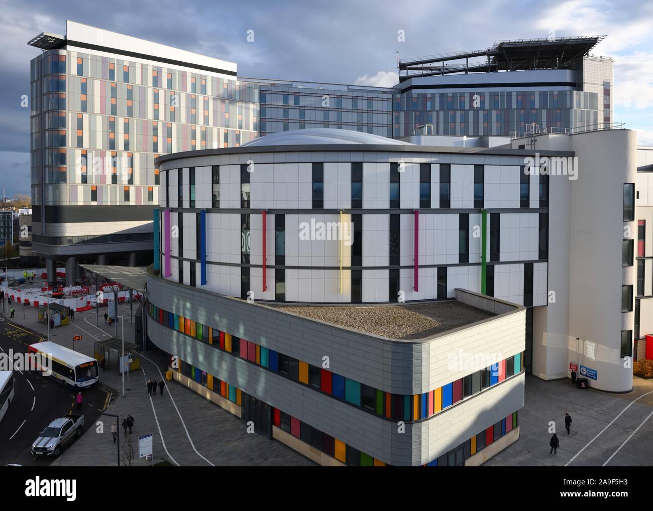 Das farbenfrohe Royal Hospital for Children und das Queen Elizabeth University Hospital in Glasgow, Schottland, Großbritannien, Europa Stockfoto