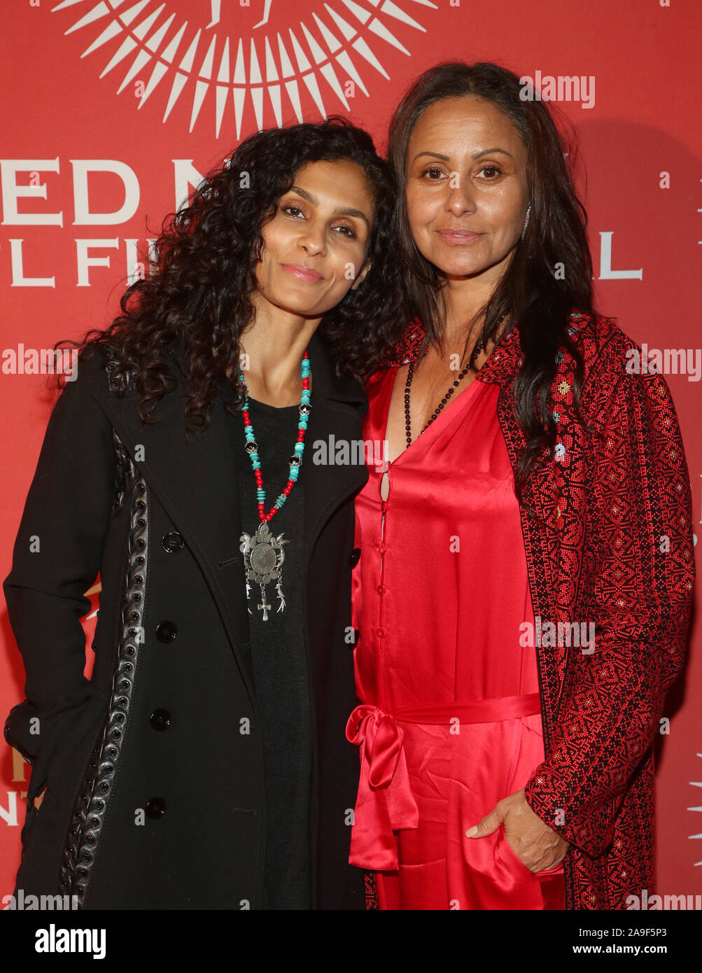 Beverly Hills, Kalifornien, USA. 14 Nov, 2019. Manuela Testolini, Deborah Anderson, an der Roten Nation International Film Festival - "Frau des White Buffalo' Premiere auf Laemmle Music Hall in Beverly Hills, Kalifornien am 14. November 2019. Kredit Faye Sadou/MediaPunch Credit: MediaPunch Inc/Alamy leben Nachrichten Stockfoto