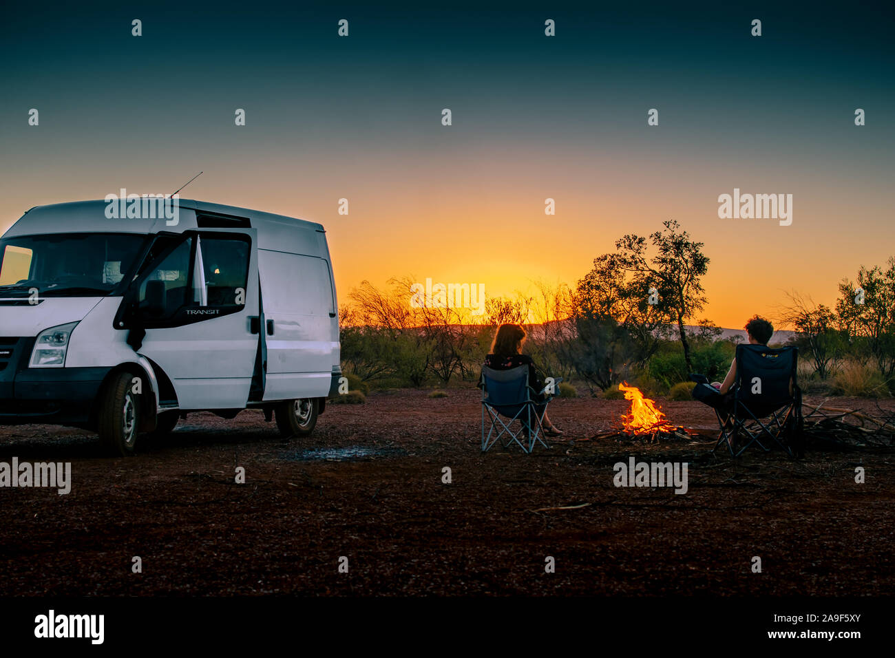 Verloren im Outback, Sonnenuntergang, Vanlife und Lagerfeuer Stockfoto