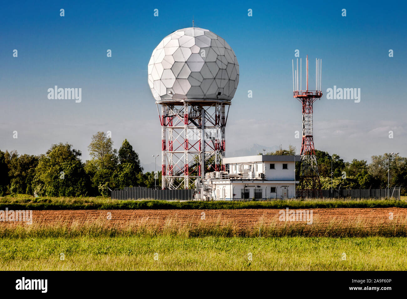 Radar im Flughafen für die Flugsicherung Stockfoto